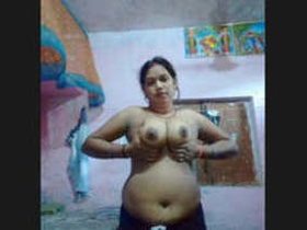 Bhabhi's nude body on display in hot video