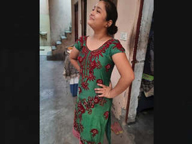 Desi girl takes a bath in a cute video