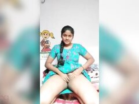 Amateur MMS video of hot Desi XXX and her friend's pussy play