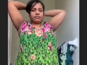 Desi aunt's revealing dress opens up to a sensual encounter