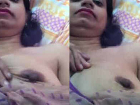 Aunty exposes herself to her boyfriend in a steamy video