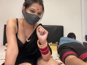 Indian matron provides a real oral sex and flaunts her lovely buttocks on film