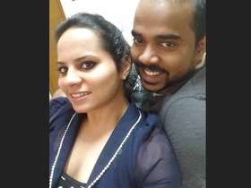 Horny Indian Bhabi and her boyfriend share MMS of their sexual escapades