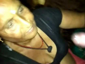 Desi bhabhi gives a steamy blowjob in VDO