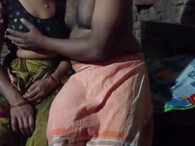 Tamil aunty in saree gets naughty in the kitchen