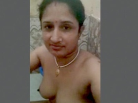 Bhabi's sexy bathing session in desi video
