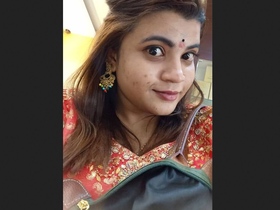 Horny girl sends MMS to her lover