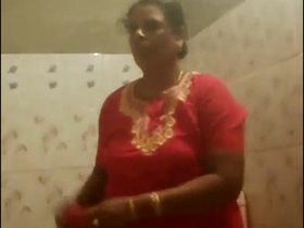 Desi aunty's sizzling bath and dress change scene caught on camera