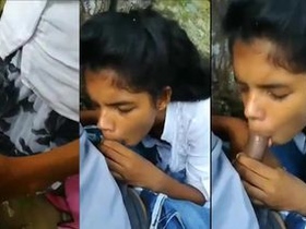 Desi schoolgirl gives oral sex to her boyfriend in the park
