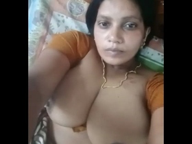 Big-breasted Desi bhabhi flaunts her natural assets