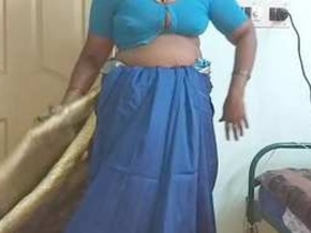Indian auntswitches her saree