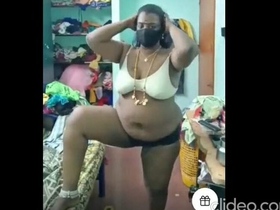 Hot Tamil bhabhi gets naughty in a live video