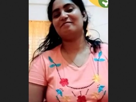 Busty Indian bhabi flaunts her big boobs and fingering skills