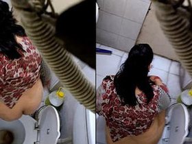 Desi aunty's butt gets caught on camera in the bathroom