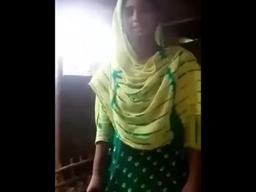 Bangladeshi girl flaunts her breasts in a steamy video