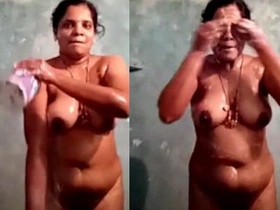 Indian aunt's nude bath