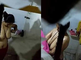 Hidden camera captures Indian aunty's bathing routine