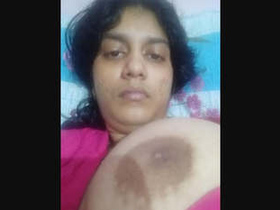 Desi beauty flaunts her large breasts