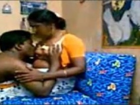 Desi aunty with big tits gets oral sex from her servant