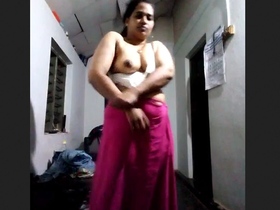 Sexy mature bhabhi flaunts her curvy ass
