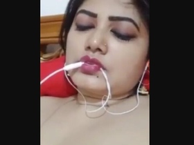 Stunning Indian bhabi indulges in solo play