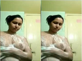 Indian amateur bhabhi flaunts her naked body in exclusive video