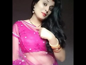 Cute bhabhi reveals her navel in a transparent sari