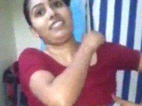 Indian girl gets naked and dresses in clip