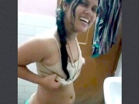 Desi bhabi gets naughty in a hot tub