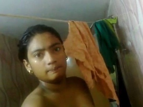 Desi girl reveals her body in solo bathroom selfie