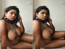 Indian model flaunts her big boobs in exclusive video