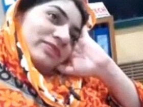 Pakistani beauty masturbates in front of webcam