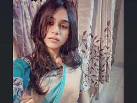 Cute Desi girl plays with herself in nude MMS