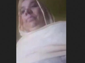 MILF Pakistani wife shows off her body