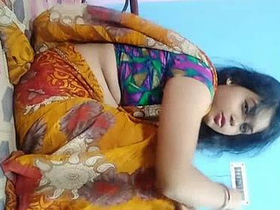 Cute housewife Ruhi Malakkar flaunts her navel in sexy video