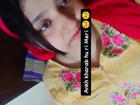 Babe in her 30s shows off her sexy curves in zip clips