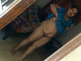 Mallu aunty flaunts her big breasts and pussy