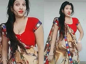 Aunty's enticing cleavage and belly on display