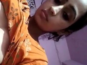 Nude Indian girl shows off her body in a solo video