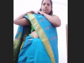 South Indian housewife removes saree and poses suggestively