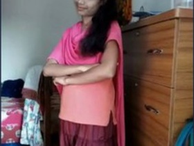 Desi girl's pussy gets fingering in online video