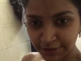 Hot Indian babe takes nude bath and captures it in selfies