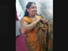 Middle-aged women from the south reveal their bodies in sarees