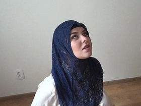 Amateur Muslim girl gets naughty in video
