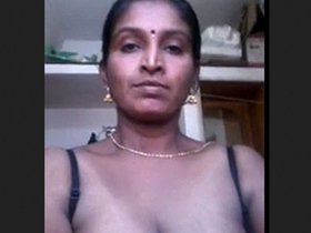 Bhabhi gets naughty with a carrot in this steamy video