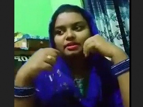 Watch as a bhabhi from a tanker pleasures herself with her hands