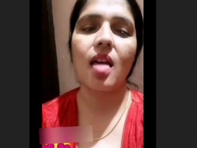 Busty Desi bhabhi bares it all in this hot video