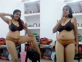 Desi girl shakes it in seductive dance video