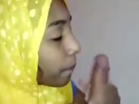 Muslim girl gives a sensual blowjob in Hindi video