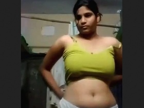 Indian babe flaunts her big boobs in a steamy video clip